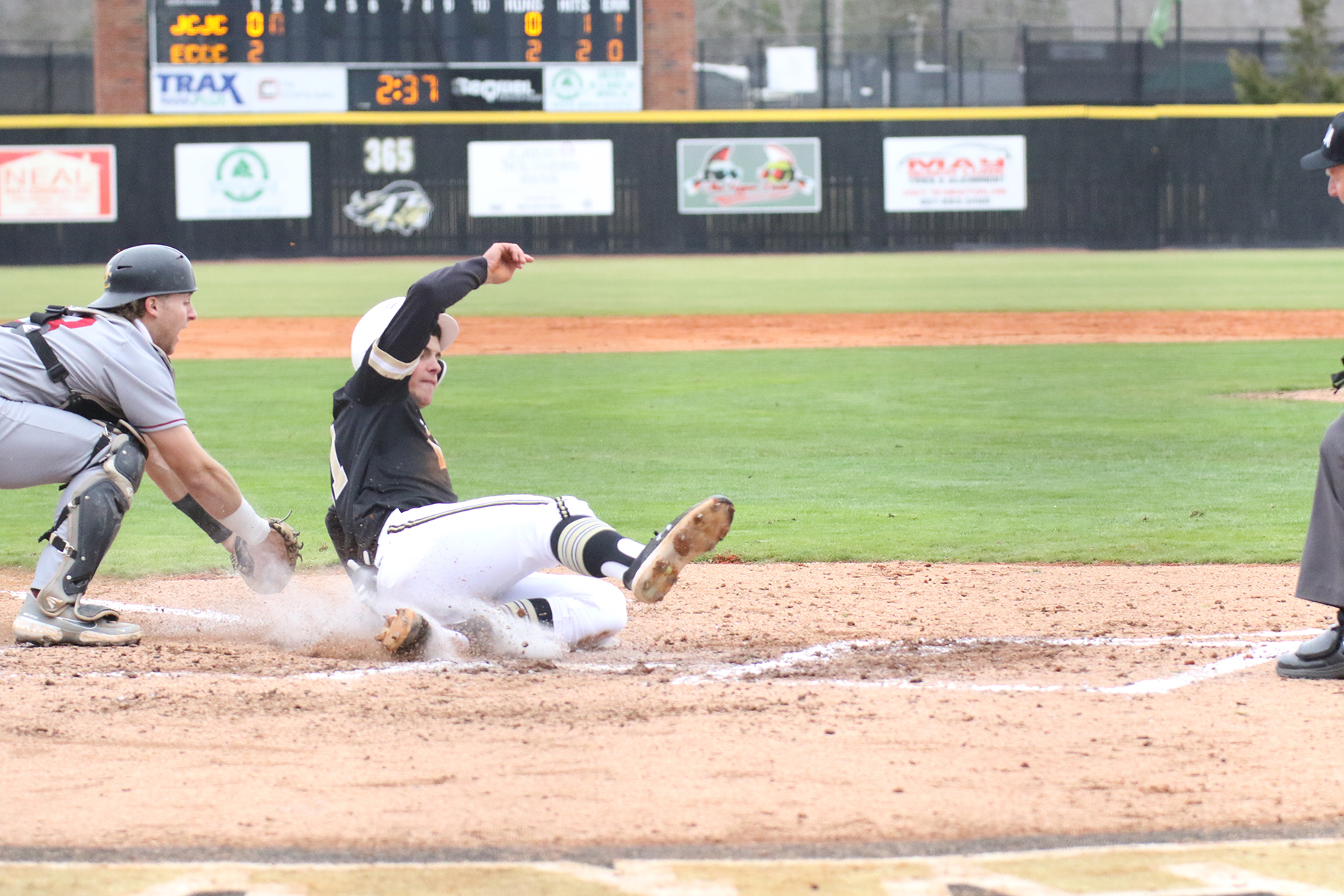 Warriors split with Gulf Coast in offensive showcase