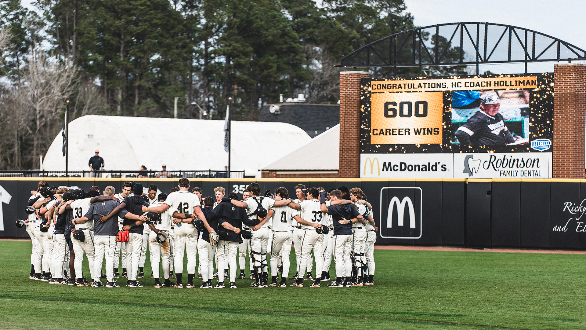 Warriors Sweep Weekend Series, Deliver 600th Career Win for Holliman