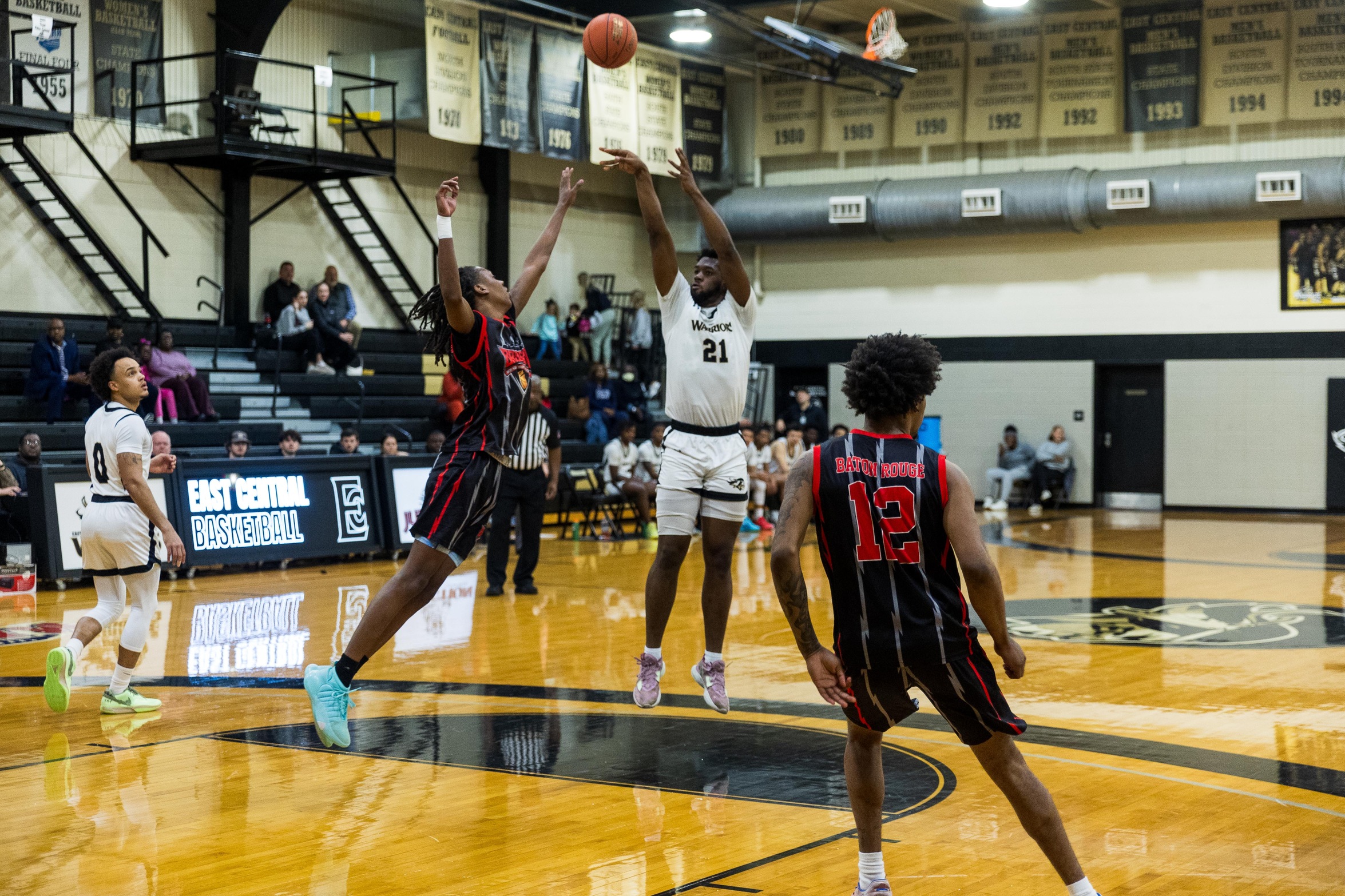 Powe scores 18 as Warriors Never Trail