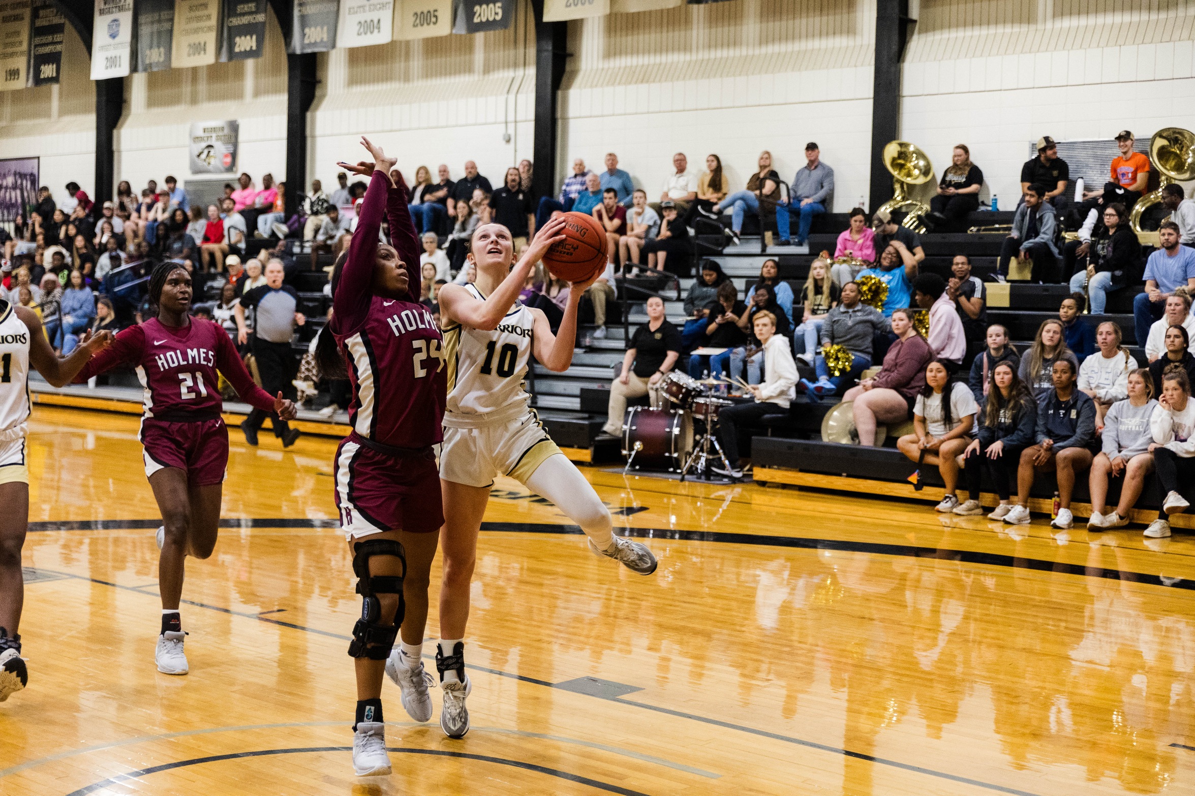 Lady Warriors Beat Holmes on Sophomore Night